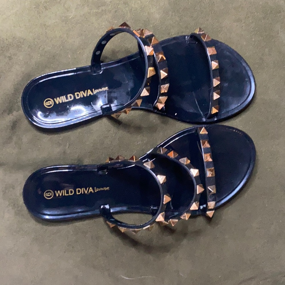 Never worn sandals cute for this summer